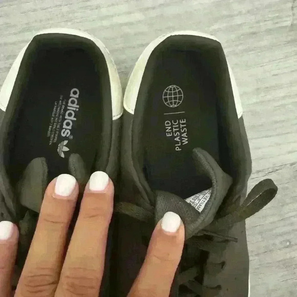 Adidas tennis shoes for W/M - Picture 3 of 3